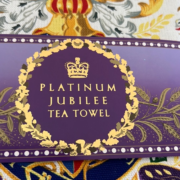 New tea towel. Royal Collection Trust Queen Elizabeth Platinum Jubilee Crest - Picture 2 of 5